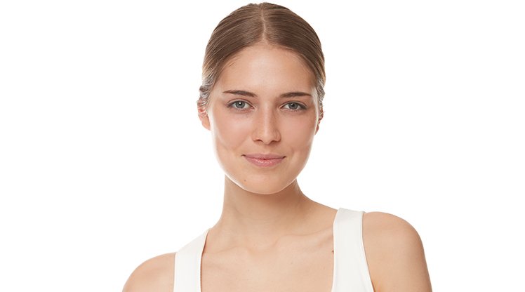 Junge Frau nach der Anwendung  von BB Cream